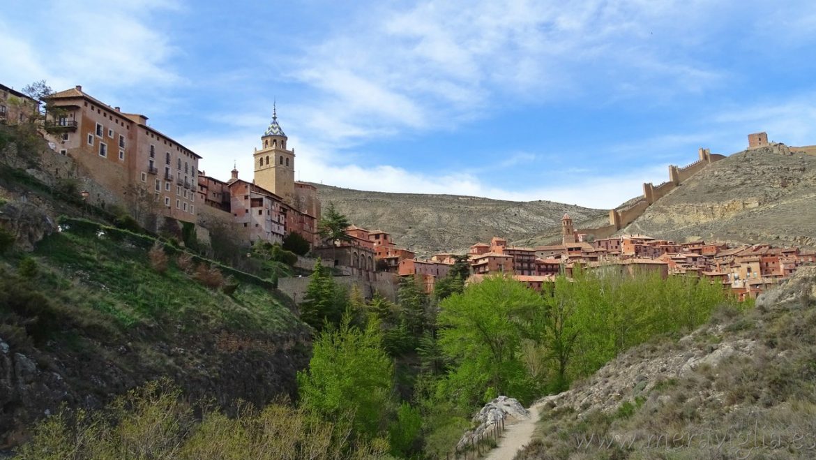 Overview of Albarracín from the river path.